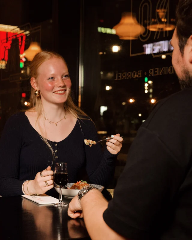 🍲MEALS ARE BETTER WHEN SHARED🫶 Neem je dining buddy mee en vlucht even van de grijze dagen!

#MetroCityKitchen
#UtrechtEats
#UtrechtFoodies
#UtrechtRestaurants
#UtrechtHotspot
#EtenInUtrecht
#SharedDining
#FoodSharing
#SharingIsCaring
#SharedPlates
#TogetherAtTheTable
#TableFullOfGoodness
#EatTogether
#FoodForFriends
#FriendsWhoEatTogether
#FoodieMoments
#TasteTogether
#FoodToShare
#GroupDining
#SocialEating
#EatLocal
#CityVibes
#WeekendEats
#UrbanDining
#FoodMood