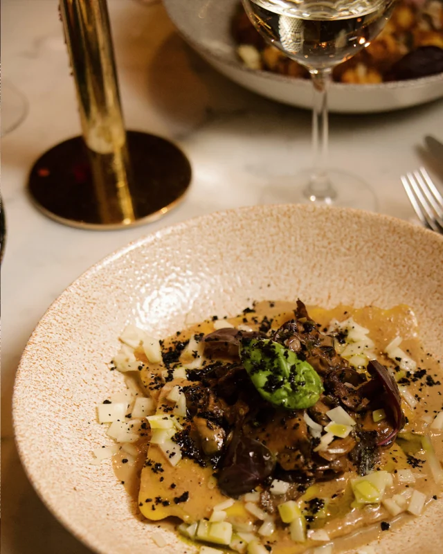 🫶RAVIOLI x EEKHOORNTJESBROOD🍄
Romige mushroom ravioli met volle, aardse smaken. Delen mag..... maar hoeft niet👀 

#MetroCityKitchen 
#UtrechtEats 
#UtrechtFoodies 
#UtrechtRestaurants 
#UtrechtHotspot 
#EtenInUtrecht 
#HerfstEten 
#AutumnEats 
#FallFlavors 
#HerfstVibes 
#Paddenstoelen 
#MushroomLovers 
#ComfortFoodSeason 
#SeasonalCooking 
#RavioliLove 
#FreshPasta 
#PastaLovers 
#ItalianFoodLovers 
#WarmDinners 
#FoodComfort
 #Foodstagram 
#FoodieLife #TastyEats 
#DeliciousMoments #WeekendEats