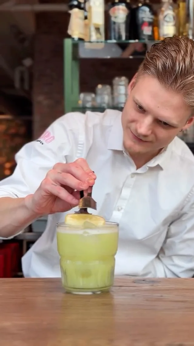 Meet Casper en onze Pandan Sour. Allebei bartoppers!
#metrocitykitchen #borrelutrecht #restaurantutrecht